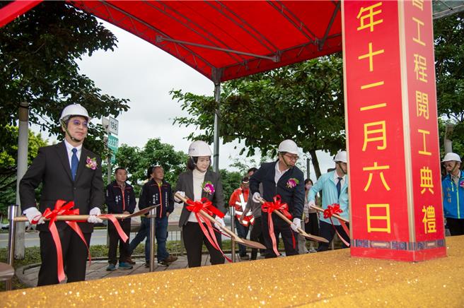 今日在宜兰县长林姿妙（左二）、水利署副署长林元鹏与地方各界代表等共同见证下，举行防潮闸门改建工程动土典礼。（宜兰县政府提供／吴佩蓉宜兰传真）