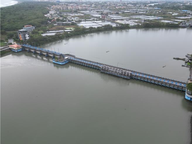 完成后是全国最大单一跨度闸门，亦结合排洪及生态等功能，成为新的景观亮点。（宜兰县政府提供／吴佩蓉宜兰传真）