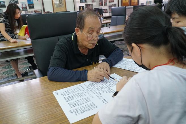 义民祭去年234周年，首创培训学生担任祝祷生、礼生，在培训期间，林邦雄也逐一指导。（新竹县府提供／邱立雅竹县传真）