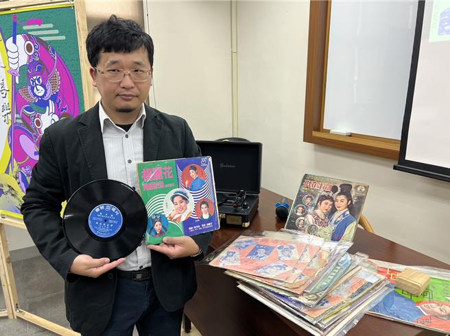 雲林科技大學漢學應用研究所長柯榮三教授蒐集的楊麗花歌仔戲老唱片。（周麗蘭攝）
