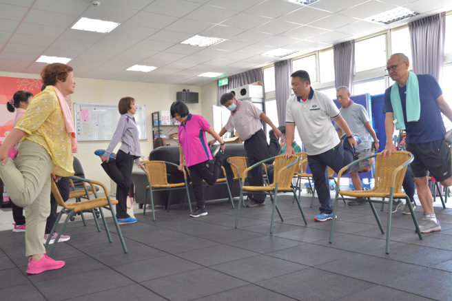 肢肌力不但有助于提升站立、行走、上下楼梯的力量，更能进一步协助站立、行走和转身的平衡。(照片/慈济科技大学提供)