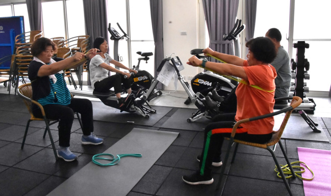 没法做地板动作，也可以改成坐在椅子上拉弹力带。(照片/慈济科技大学提供)