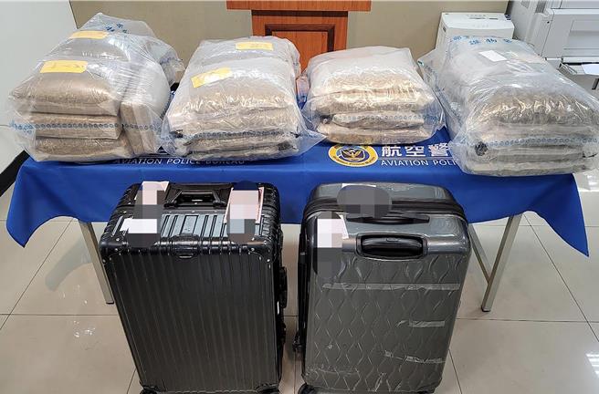 香港籍符姓男子其托运行李之X光显像有异，会同财政部关务署臺北关当场开箱查验，发现箱内竟毫无掩饰，摆放第二级毒品大麻满满39袋，总毛重共计27.777公斤，当场以运输毒品现行犯逮捕，并依涉嫌违反《毒品危害防制条例》移送桃检侦办。（航警局提供／陈麒全桃园机场传真）