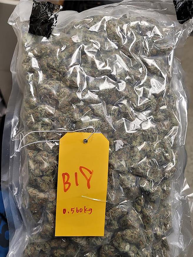 香港籍符姓男子其托运行李之X光显像有异，会同财政部关务署臺北关当场开箱查验，发现箱内竟毫无掩饰，摆放第二级毒品大麻满满39袋，总毛重共计27.777公斤，当场以运输毒品现行犯逮捕，并依涉嫌违反《毒品危害防制条例》移送桃检侦办。（航警局提供／陈麒全桃园机场传真）