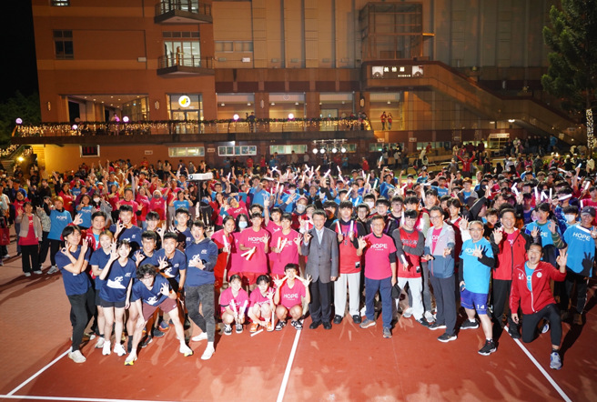 溪望操场正式启用，东吴全体师生大合照。(照片/东吴大学提供)