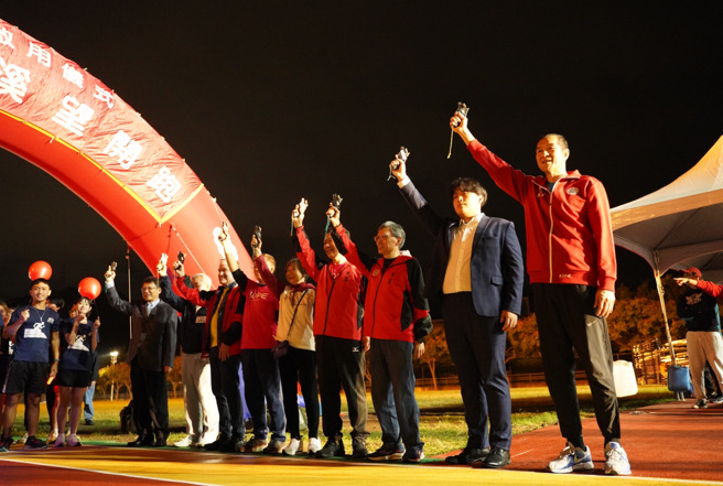 东吴师长与贵宾鸣枪。(照片/东吴大学提供)