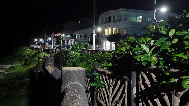 台东兰屿灾后路灯修缮经费到位，但材料运输仰赖船运，加上岛上水电技术人员不足，面临双重难题。（萧嘉蕙摄）
