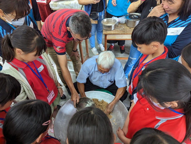 嘉义溪口国小还邀请到粉圆阿公手把手教同学制作Q弹好吃的粉圆。(照片/臺北溪口国小提供)