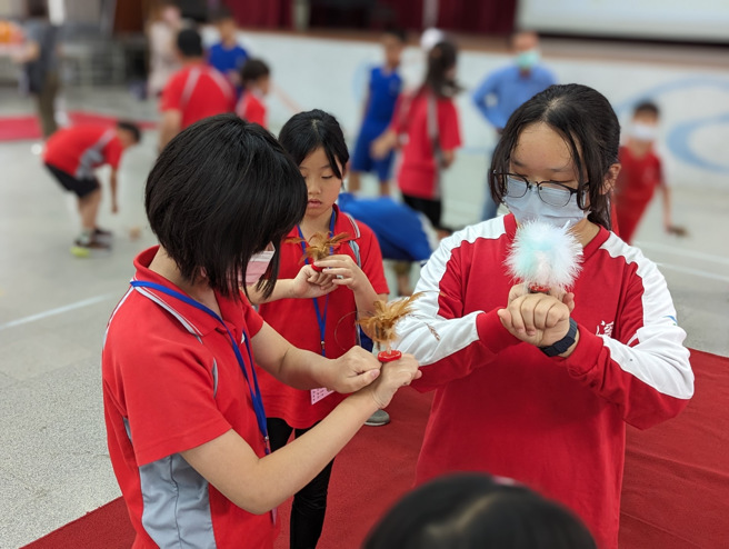 民俗体育队学生则带来踢毽子、打陀螺教学，在嘉义溪口学生带领下许多臺北溪口的学生打出人生第一颗陀螺。(照片/臺北溪口国小提供)