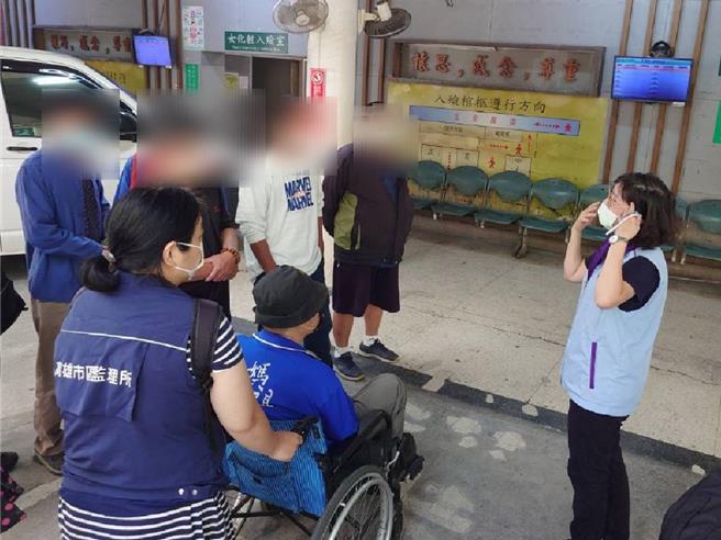 高雄市区监理所针对酒驾累犯开设道安讲习班，今天将课程移至殡仪馆开课，并参观多处殡葬设施，让学员喊不敢再犯。（任义宇摄）