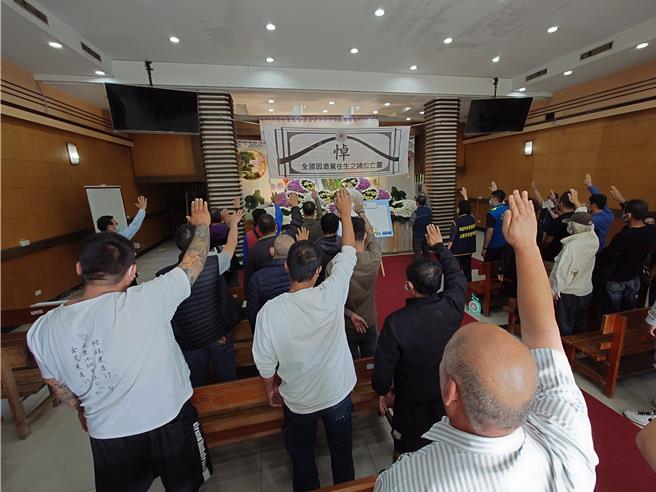 针对25名酒驾累犯今天在灵堂参加道安讲习，课程中宣誓「拒绝酒驾」。（任义宇摄）