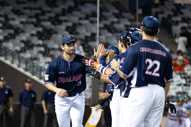 泰美混血的克拉克（Alexander Clark，左）本業是美國海軍。（中華棒協提供）