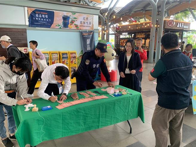 台铁台东站今天举办「点点传爱、印印相随」活动。（台东火车站提供／蔡旻妤台东传真）