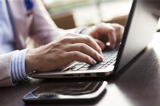 新北市某国中特教谢姓女教师向学校借用笔电1台迟未归还，还偽造文书称「已经还了」，被新北地检署依侵占、偽造文书罪起诉。（示意图，达志影像）