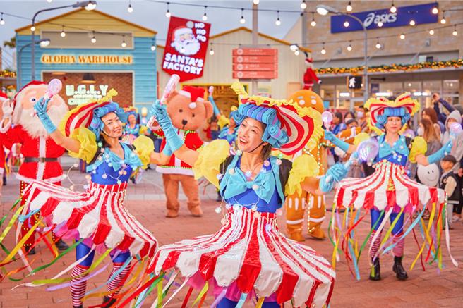 华泰名品城邀来耶诞老人与耶诞熊一同率领糖果女郎举办大游行，为节庆炒热气氛。（华泰名品城提供／朱世凯台北传真）