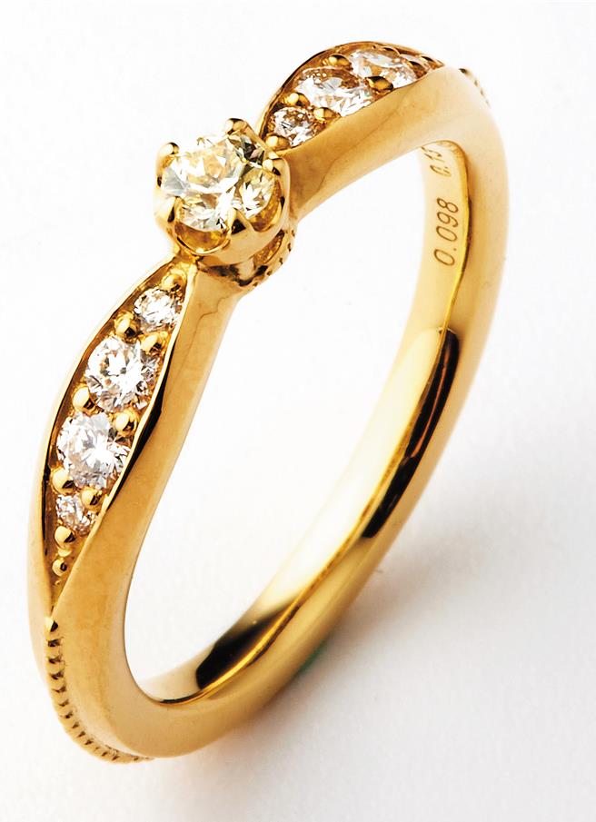 三井outlet台中港店的Festaria Tokyo festeria黄K星钻戒指K18，原价4万7500元、特价3万3250元。实际价格与商品内容依现场为准。（三井提供／朱世凯台北传真）