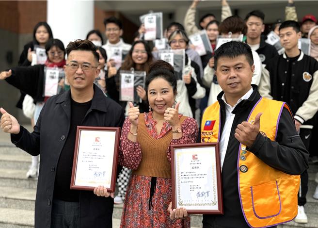 金大国际处国际长顏郁芳(前排中)致赠感谢状给金门国际金龙狮子会长杨忠馨(前排右)及佐丹奴金门加盟店负责人李锺灵(前排左)，感谢他们对境外生的关爱。(于家麒摄)