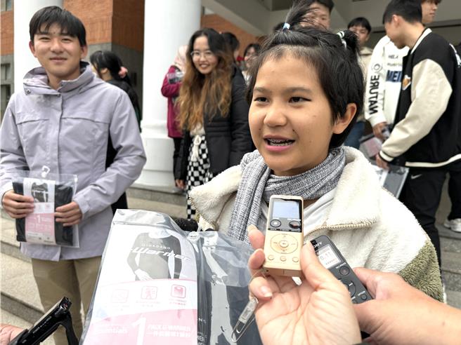 来自泰国的外交部学员春雨荨(前右)拿到这份充件爱心的发热衣后开心极了！特别代表所有境外生向捐赠衣物的各界好友们致谢。(于家麒摄)