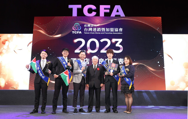 「2023全國商店優良店長表揚暨傑出店長選拔」6日舉辦頒獎典禮，信義房屋三和捷運店戴家浚（左一）、永豐瑞隆店黃俊喬（左二）兩位店長獲頒「傑出店長獎」。(圖/信義房屋 提供)