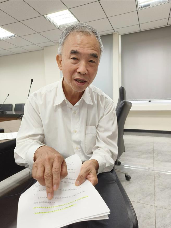 嘉义市消防局长苏耀星说明均依法行政，调配人力，兼顾守护民眾安全及消防员权益。（廖素慧摄）