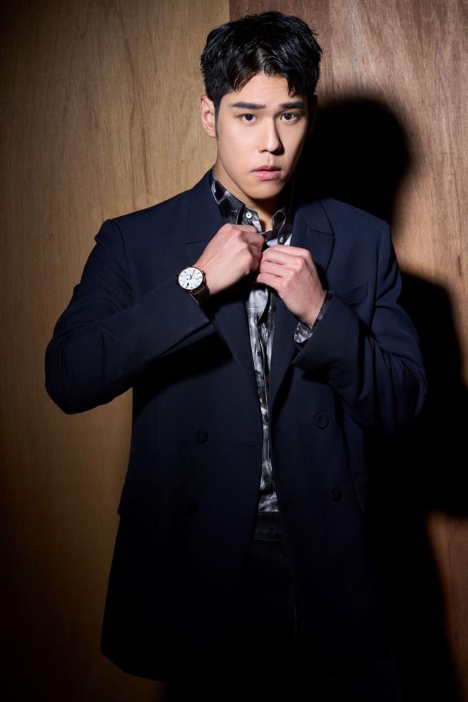 周予天踪横歌坛、戏剧与综艺节目，工作行程满檔，时间管理十分重要，佩戴格拉苏蒂原创议员卓越Senator Excellence系列万年历红金款百万名表，帅气破表。（JOJ PHOTO摄，图片企画／中时时尚，服装提供／FENDI）