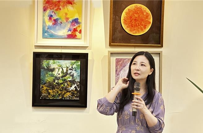 国立高雄师范大学美术系教授孙祖玉，即日起至31日在安城会议展览中心举办「花神曲赋」个展，画展以圆形画为形制，取自《庄子》「虚室生白，吉祥止止」之意。（高师大提供／任义宇高雄传真）