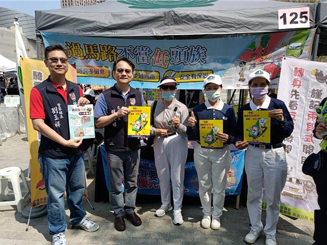 进入冬令时节，天气转凉，民眾进补饮用含酒精饮料或食用含酒精食物机会增加，桃园警方规划各项勤务加强取缔，并利用各项场合做交通安全宣导，防制酒驾交通事故发生。（警方提供）