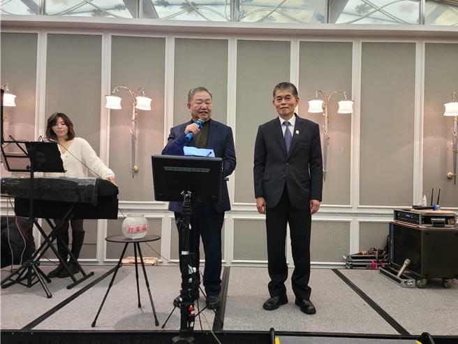 新北市议长蒋根煌与云林同乡会总会长林进忠出席慈善基金会。（林郁平摄）