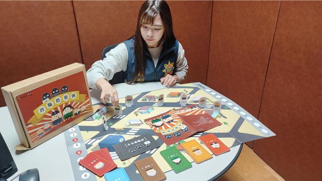 國內社會人口已趨向高齡化，現在退休高齡者遭詐騙有增多趨勢，龜山警分昨日前往社區關懷據點聖保祿文化健康站宣傳「阻詐桌遊趣」，藉由桌遊遊戲中讓銀髮族的爺爺奶奶們具備防詐騙的基本觀念。（警方提供）