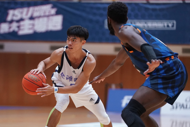 高雄师大魏莨哲（左）20分。（大专体总提供）