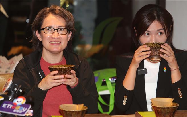 民进党副总统参选人萧美琴（左）与立法委员参选人吴沛忆（右）6日一起体验万华地区的文化特色，除了品尝万华在地美食之外，两人并且到特色青草茶店品茗聊天。（季志翔摄）