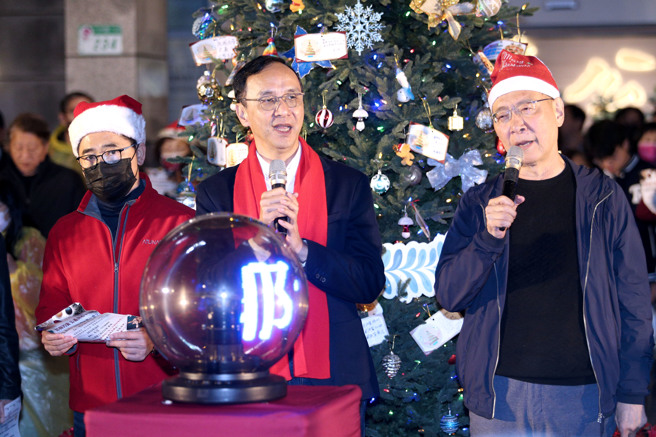 國民黨副總統參選人趙少康（右起）、黨主席朱立倫、祕書長黃健庭6日出席中央黨部聖誕樹點燈活動，與眾人高唱詩歌。（黃世麒攝）