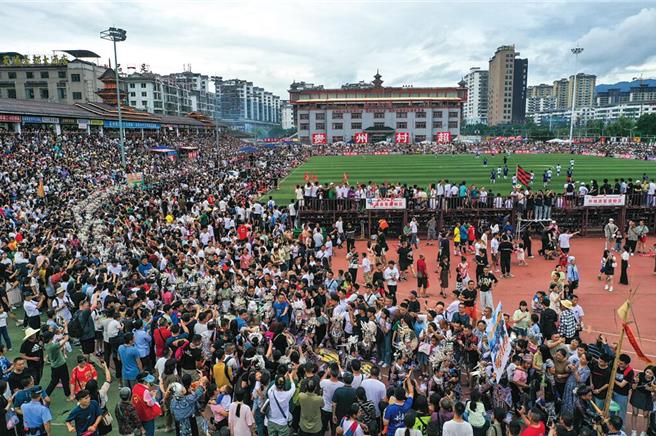 大陆国家语言资源监测与研究中心6日发布年度「十大流行语」，包含之前火热的「村超」与AI风潮带热的「大语言模型」等字词入列。（新华社）