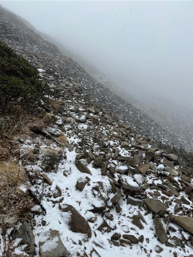 雪山圈谷6日上午降下今年第一場瑞雪。（雪管處提供／謝明俊苗栗傳真）