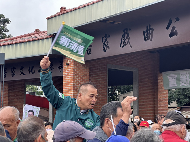 活动现场一度为抢免费便当爆发推挤，让民进党成员急得上台呼吁「不要推挤，一定拿得到」。（图／中天提供）
