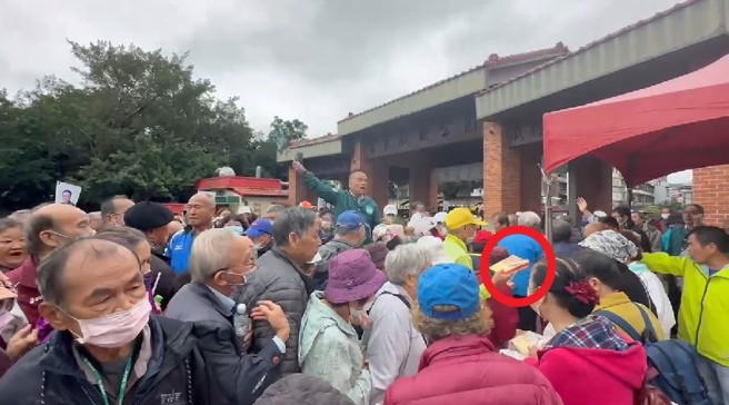 活动现场一度为抢免费便当爆发推挤，党工赶紧呼叫便当店追加数百便当才终于陆续消化人潮。（图／中天提供）