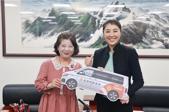 曾芋蜻老师(左)代表11名捐款人捐赠1台百万復康巴士给南投县政府作为偏乡长照之用，县长许淑华(右)代表接受。（南投县政府提供）