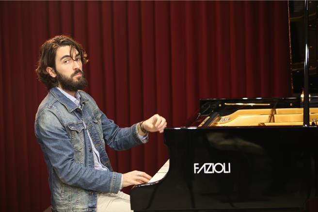 2023年泰欧的独奏会，为观眾准备贝多芬、拉赫曼尼诺夫、拉威尔等名家的作品；在参与电影后，泰欧已经渐渐地从少年转变成型男，持续于古典音乐发光发热。（陈怡诚摄）