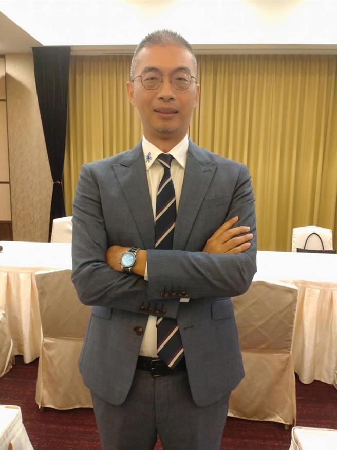 樱花建设董事长陈世英6日在法说会表示，由于营建成本降不下来，预期2024年房价将呈现缓涨！图／曾丽芳