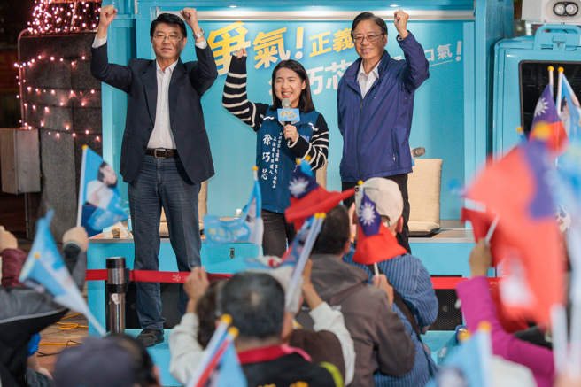 桃園市長張善政（右）、國民黨不分區立委參選人謝龍介（左）6日晚間出席立委參選人徐巧芯（中）造勢活動，號召群眾一起送侯友宜進總統府、送徐巧芯進國會，現場民眾大喊凍蒜。（郭吉銓攝）