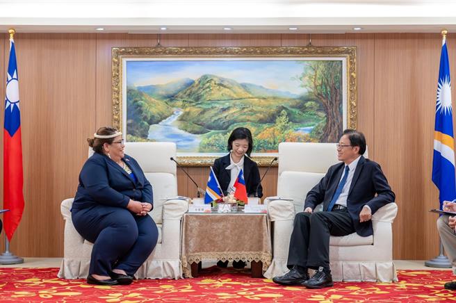 馬紹爾共和國大使卡蒂爾拜會桃園市長張善政。（秘書處提供／蔡依珍桃園傳真）