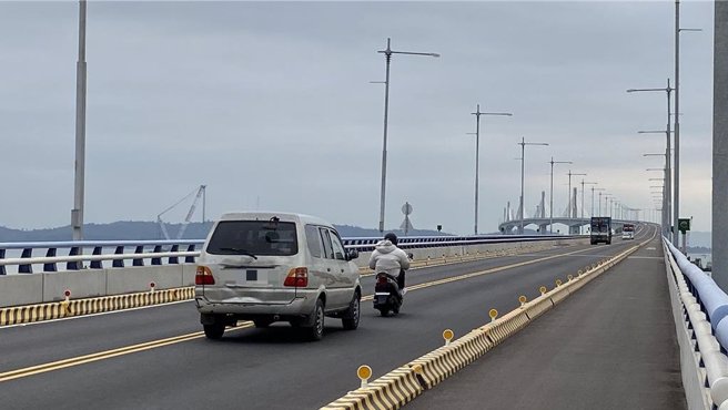 金门大桥于本月3日不幸发生首起死亡车祸引起各界关注，汽机车同道问题也引发民眾热议。（于家麒摄）