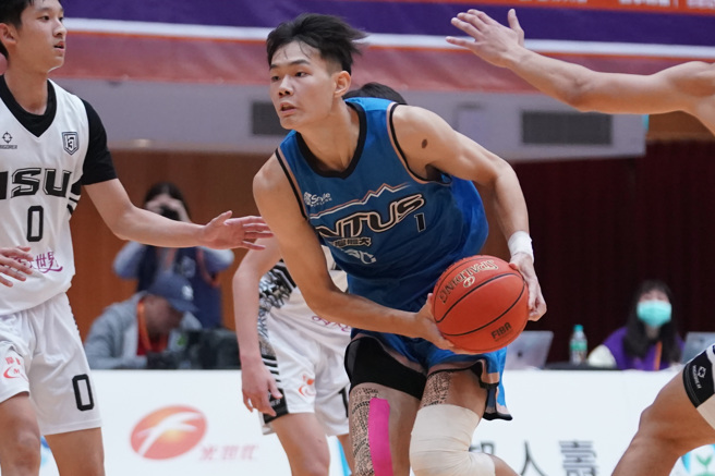 台湾体大郭俊言（中）13分、7篮板。（大专体总提供）