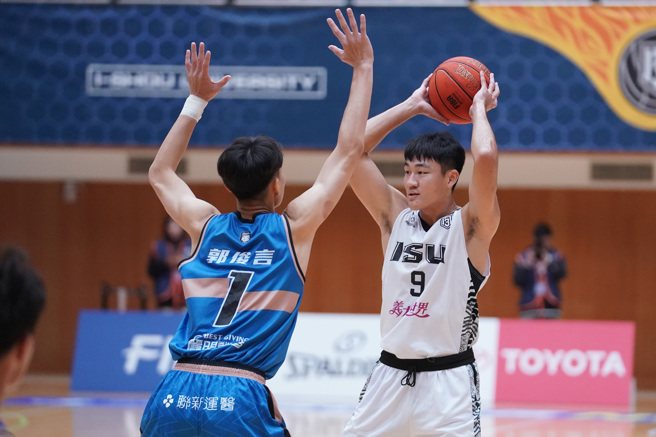 义守大学王正文（右）23分、9篮板。（大专体总提供）