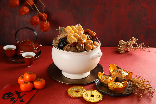 「一品鲍鱼干贝佛跳墙」口感香浓醇厚，食材入口即化，为冬季滋补养气圣品。（业者提供）