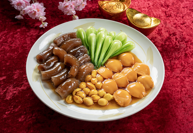 「翡翠鮑魚燴烏參」特選十頭鮑與烏參等頂級食材，取其元寶珍珠滿盤。（業者提供）