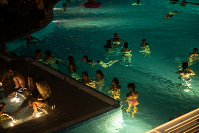 12名华裔男子包下民宿，找16名女子到场开趴，警方临检28人皆有毒品反应。（示意图/达志影像）