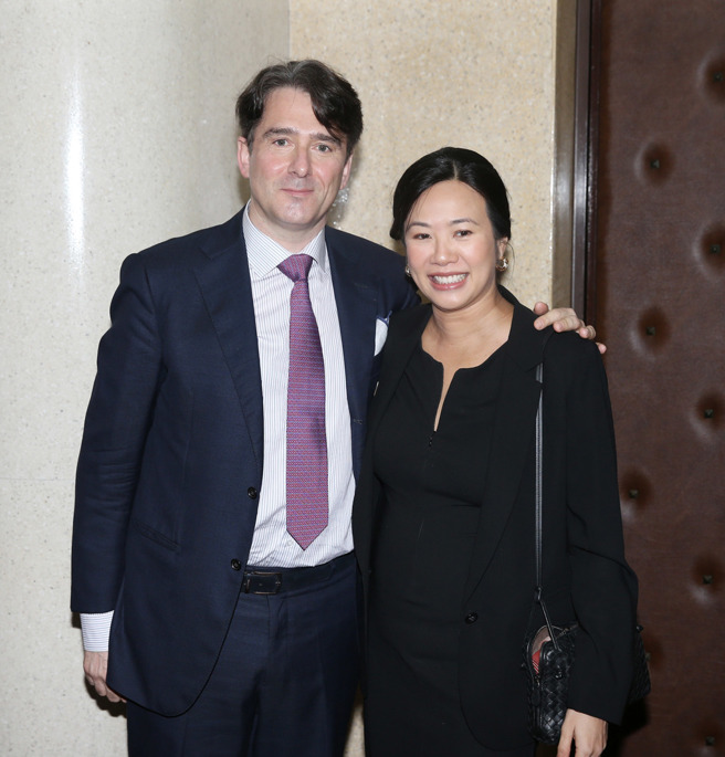 吴欣盈财产申报引发讨论。图为吴欣盈(右)3月底在立院质询，其夫婿雷诺(左)到场旁听。（中时资料照／姚志平摄）