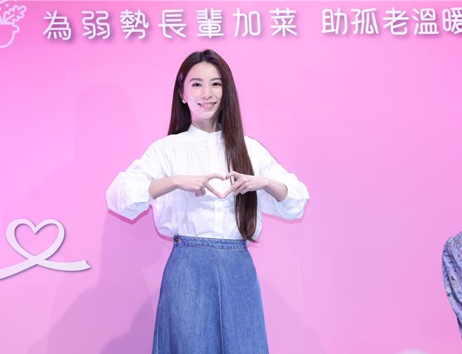 田馥甄6日出席华山基金会公益活动，抛砖引玉助孤老年菜。（陈俊吉摄）