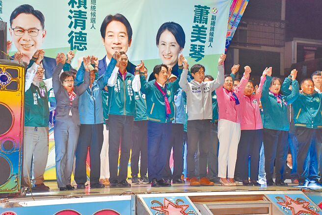 蓝绿陆战抢攻客家票仓，民进党总统参选人赖清德（左五）5日下午参加苗栗县后龙镇信赖台湾姐妹会成立大会。（谢明俊摄）